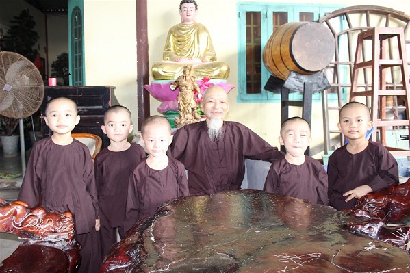 “Thầy ông nội” vướng vòng lao lý, 5 chú tiểu Thách Thức Danh Hài từng khiến Trấn Thành – Trường Giang phát cuồng tung hô đến tận mây xanh bây giờ sống kh:ổ cực: Là công cụ kiếm ti:ề:n cho Lê Tùng Vân, giờ chịu nhiều tổn thư:ơ:ng khó có thể lành